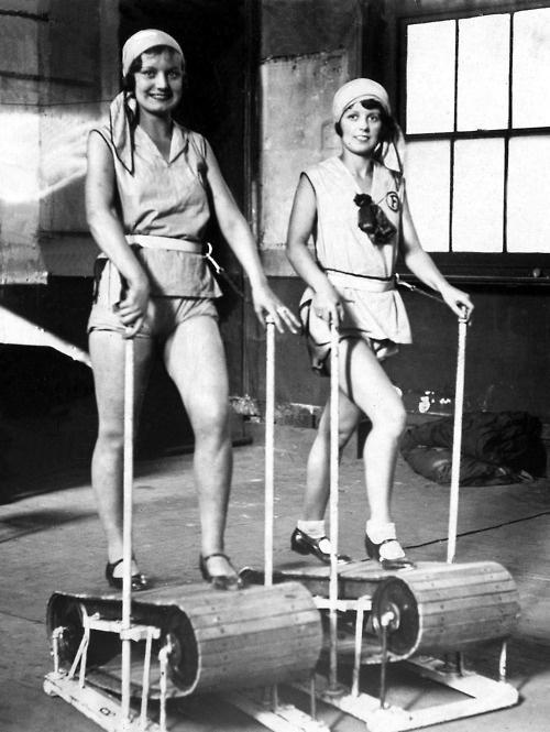 VeryOldPics's tweet photo. vintage gym https://t.co/0dWV0gsAYy