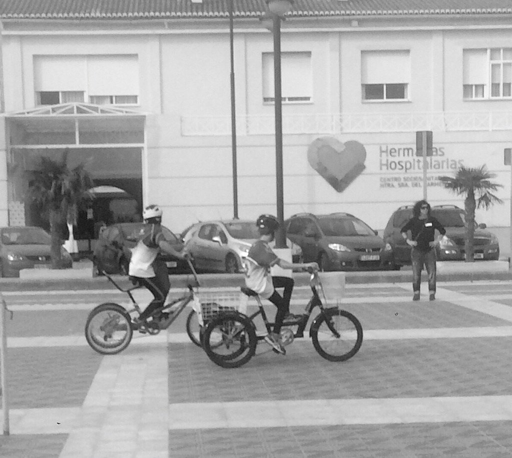 AvantValencia's tweet photo. Gran éxito en la demostración de #paratriatlon. Los #paratrikids contagiando su entusiasmo al resto de niños! https://t.co/7TzbtUuDiu