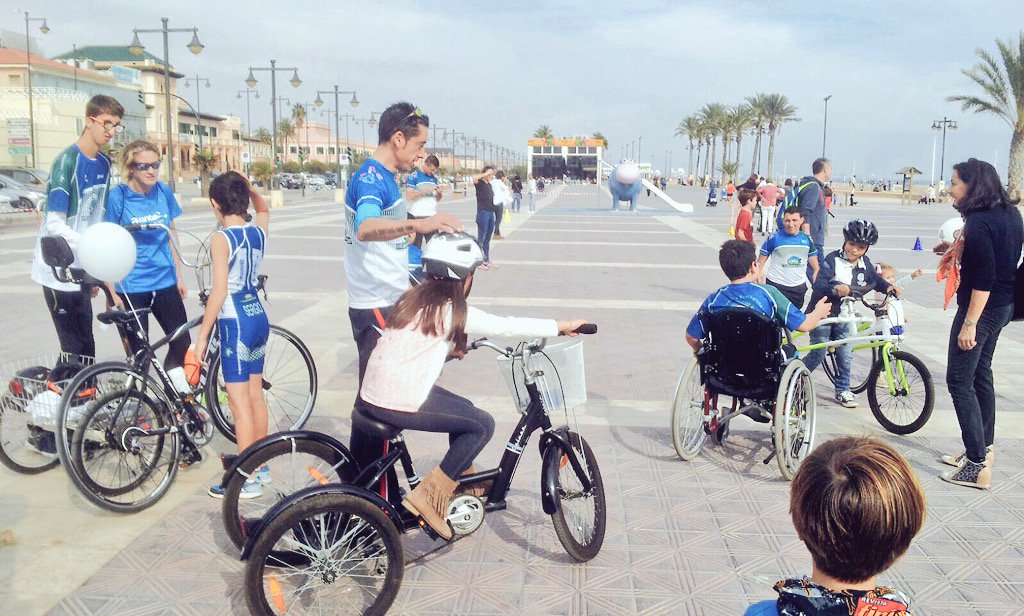 AvantValencia's tweet photo. Gran éxito en la demostración de #paratriatlon. Los #paratrikids contagiando su entusiasmo al resto de niños! https://t.co/7TzbtUuDiu