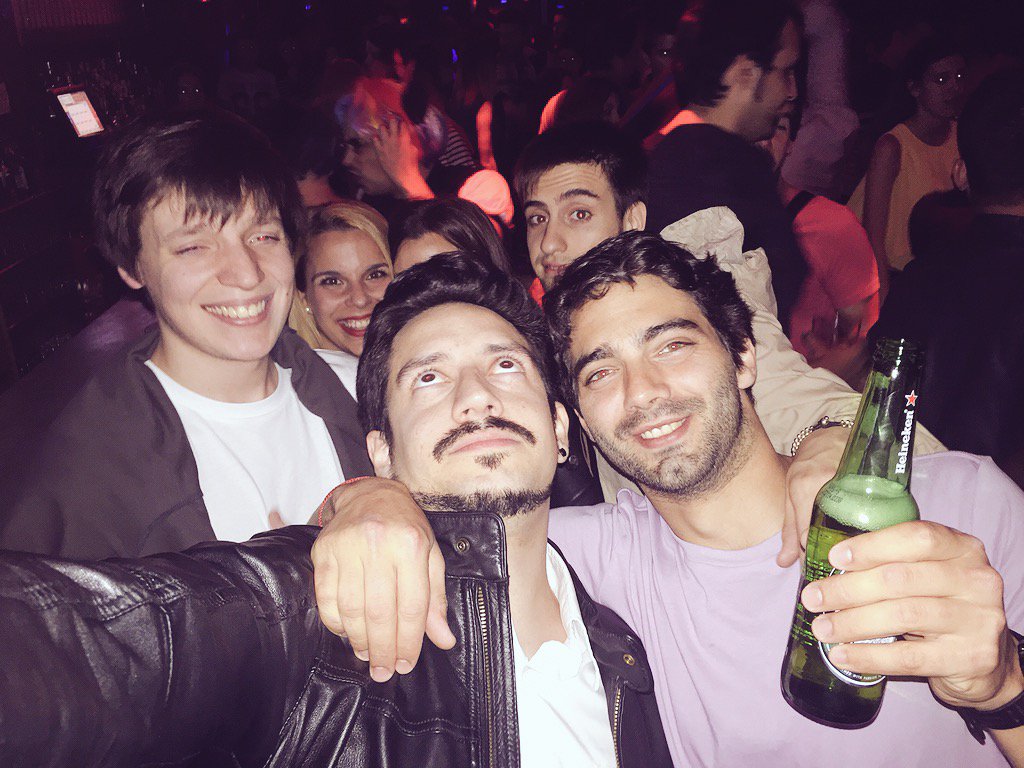 kion15's tweet photo. Jajajaja estoy encontrando fotos de anoche. Solamente conozco a las chicas de atrás, el resto ni idea. Alta noche. https://t.co/7ZQIZ8OAEm
