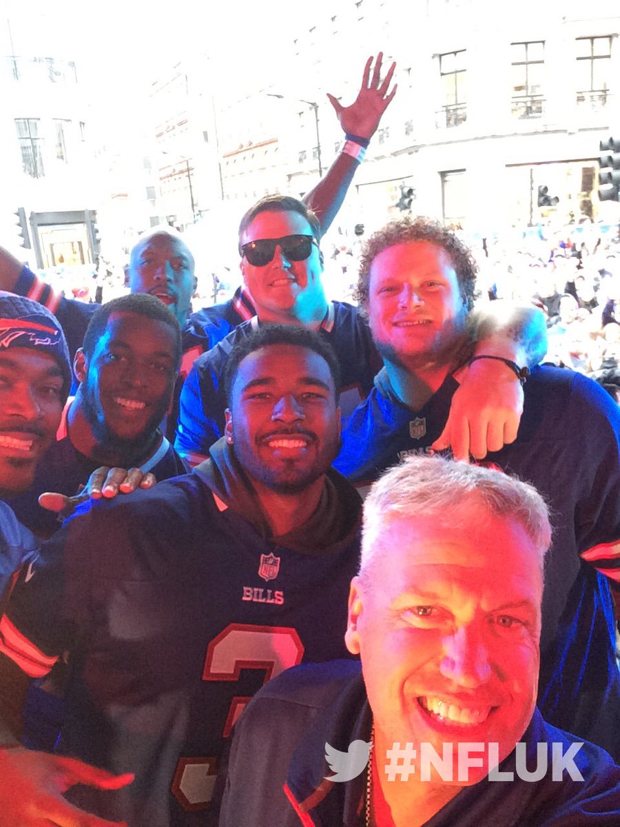 NFLUKIRE's tweet image. SAY CHEESE!! 📷

Rex and the @buffalobills having some fun on stage at the Regent Street fan rally. #NFLUK