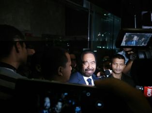 Metro_TV's tweet photo. [Populer] Diperiksa 3 Jam, Surya Paloh Ditanyai Pertemuan Patrice dan Gatot https://t.co/WVA4lFZt5U https://t.co/QhMmdEbVT7