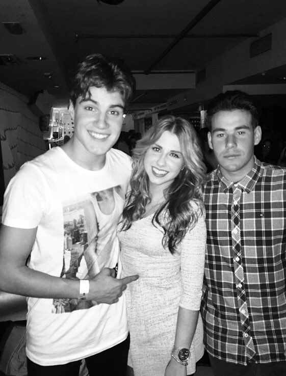 DaviniaHurtado's tweet photo. Velvet con mis chicos. 😍❤️ @julenoficial @cogolludo1 #Teje https://t.co/wXQBXl2khm