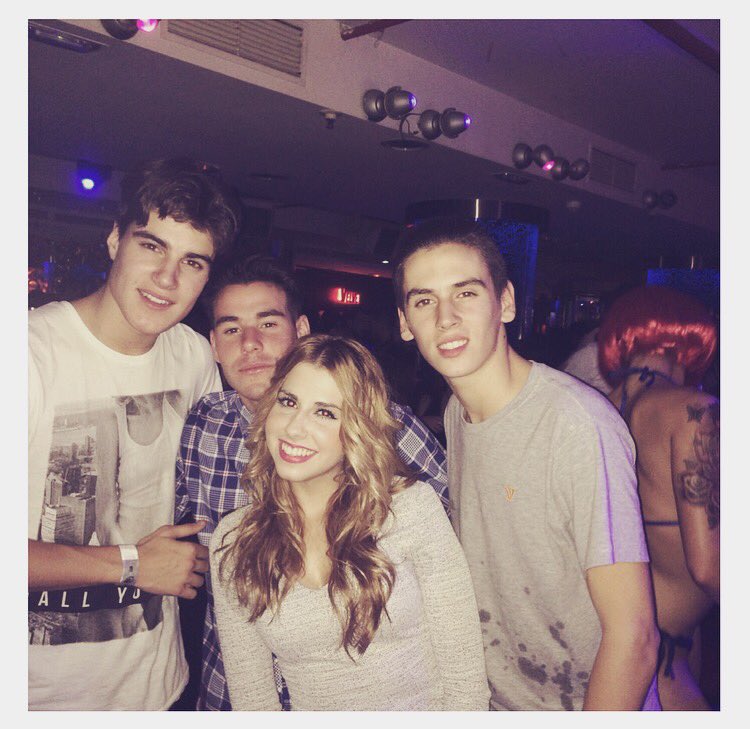 DaviniaHurtado's tweet photo. Velvet con mis chicos. 😍❤️ @julenoficial @cogolludo1 #Teje https://t.co/wXQBXl2khm