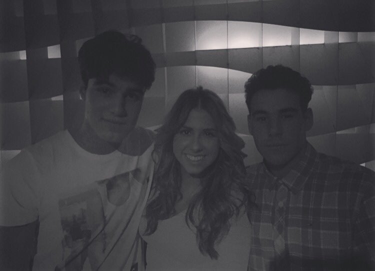 DaviniaHurtado's tweet photo. Velvet con mis chicos. 😍❤️ @julenoficial @cogolludo1 #Teje https://t.co/wXQBXl2khm