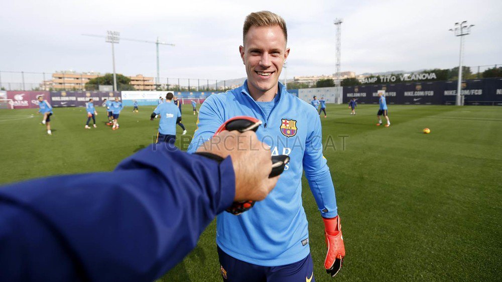FCBarcelona_es's tweet photo. [FOTOS] Las imágenes más divertidas del entrenamiento de esta mañana https://t.co/TqjdIaMXaz https://t.co/Y0Vnm0mDMh