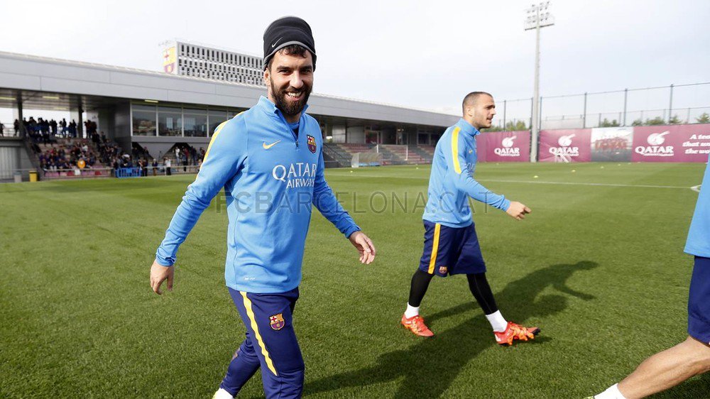 FCBarcelona_es's tweet photo. [FOTOS] Las imágenes más divertidas del entrenamiento de esta mañana https://t.co/TqjdIaMXaz https://t.co/Y0Vnm0mDMh