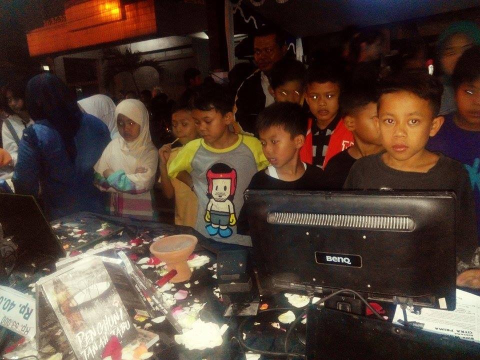 WisataMistis's tweet photo. Banyak anak kecil juga nihj yg penasaran sama Wisata Mistis nih di Cibadak Culinary  @ccdn_bdg @infobdg @ridwankamil https://t.co/qXh5JVK5XR