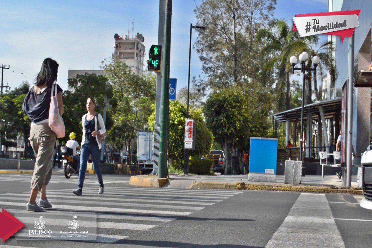 TransporteJal's tweet photo. Los semáforos son indicadores para automovilistas, motociclistas, ciclistas y peatones, respétalos. https://t.co/QyEuYPc6ji