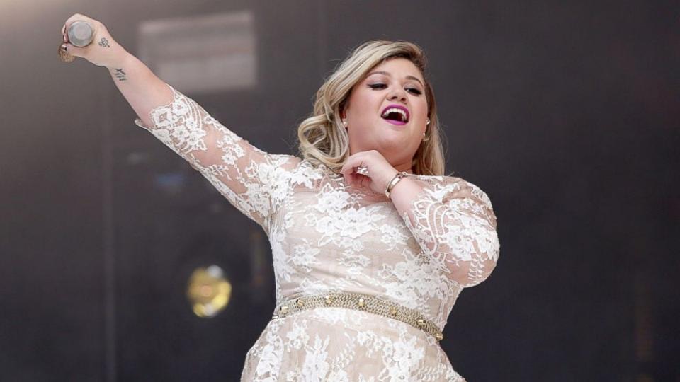 GMA's tweet photo. Kelly Clarkson reveals gender of her new baby: https://t.co/AIMfgJBOQZ https://t.co/4IEybVzfBr