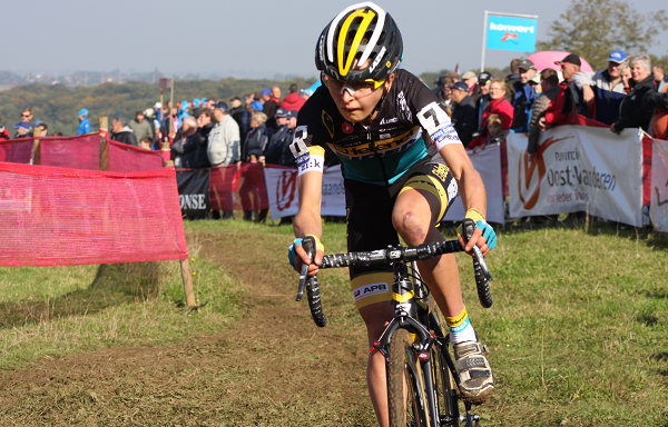 Veldritkrant's tweet photo. Jolien Verschueren wint bij de dames in de Polderscross https://t.co/W7VJAGmT6g Foto (Ronse)©Veldritkrant.be https://t.co/DLJCpMccTM