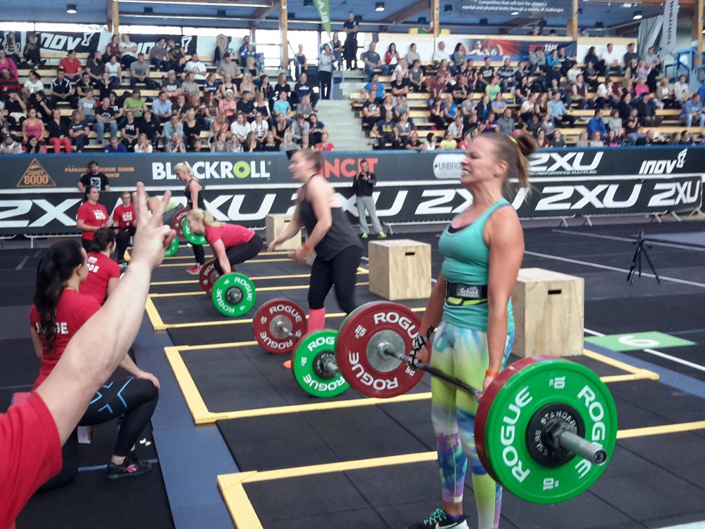 Unbroken8000's tweet photo. #unbroken2015 semifinaalin eka heat käynnissä!! Nyt kovaa ääntä myös katsomosta!! #crossfit #deadlift https://t.co/SfmKWcYddV