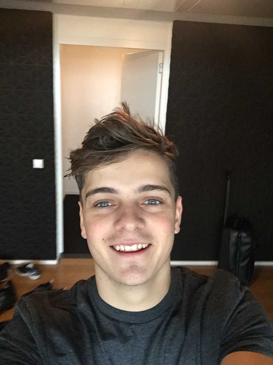 young selfies XユーザーのMTV EMAさん: 「here's a selfie so you know it's real +x @CharleeyRead  #AskMartinGarrixEMA https://t.co/kMDseFVZhe」 / X