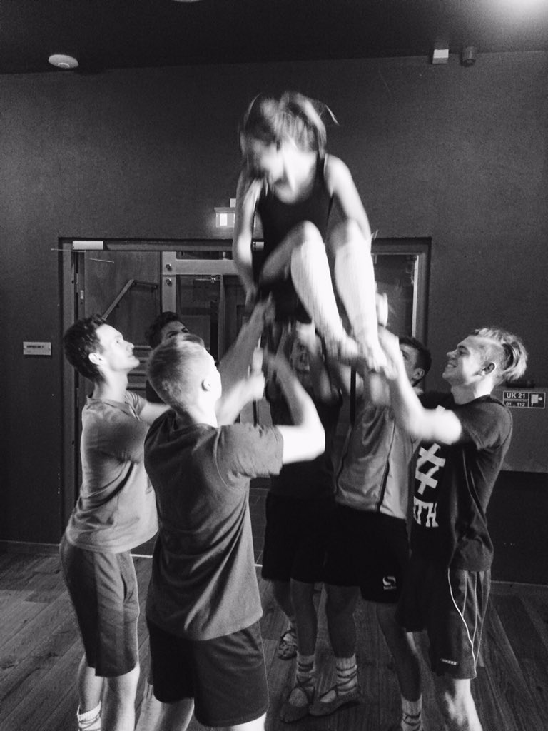 TDK_KANDE's tweet photo. Šodien gan koncerts skolas salidojumam, gan mūsu mīļā,smaidīgā dejotāja @linakrafteee sasniedz pilngadību🎊 https://t.co/yGJWLLjKKP