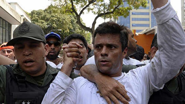 Cooperativa's tweet photo. Fiscal del caso López huyó de Venezuela: Querían que siguiera defendiendo pruebas falsas https://t.co/KXierOchvf https://t.co/W8yRUKpY7g