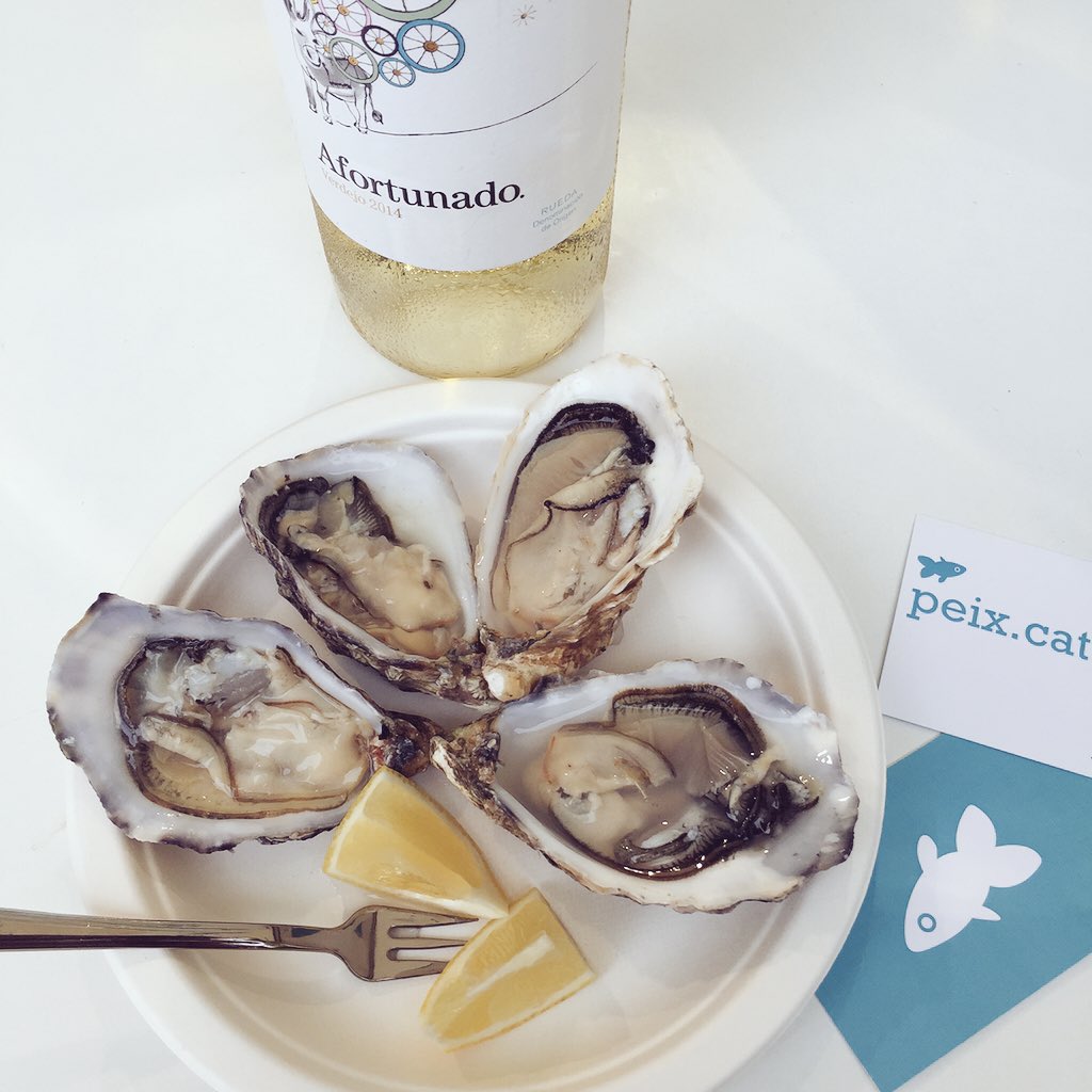 VinoAfortunado's tweet photo. Este fin de semana puedes encontrarnos en @mercatdemercats con @PeixCat 
Ostras &amp; #VinoAfortunado delicatessen https://t.co/48eEphAZ72