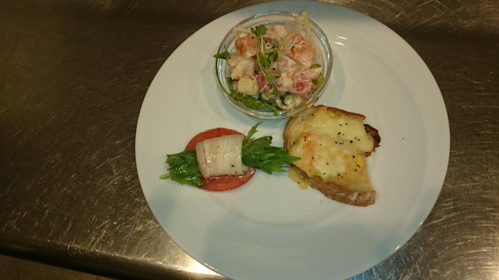 従業員の誕生日ということで、コース料理風に作ってあげました！
メイン撮り忘れた…俺らしいけど。