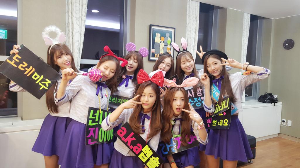 [#Lovelyz] 오늘 하루 팬미팅과 팬사인회까지!! 러블리즈 멤버들과 팬 여러분들과의 행복한 시간을 보냈는데요~ 오늘의 라스트 팬서비스!!!! 모두 공식카페로 채팅하러 모여주세요♡