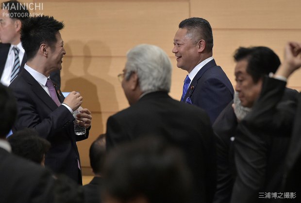 mainichiphoto's tweet photo. https://t.co/JStZoQUkeE　維新の党を除籍された大阪系国会議員らが「独自の臨時党大会」を開き、党解散を決議したと宣言しました。笑顔の「新代表」の写真などを特集で。 https://t.co/czYAv2AYGj