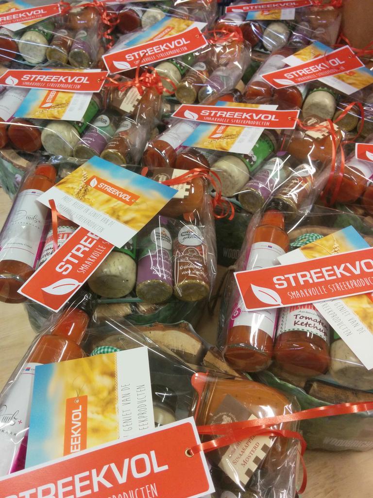 Feestelijke #kerstpakketten met <a href="/natuurluktomaat/">natuurlijktomaat.nl</a> <a href="/JuulzSmaak/">Juulz</a> <a href="/SmaakGeheimen/">SmaakGeheimen</a> inpakken! Streekvol.nl