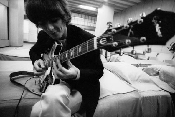 Eleanor___Rigby's tweet photo. George Harrison backstage before the performance in Japan, 1966 https://t.co/FJLyxBBf1T