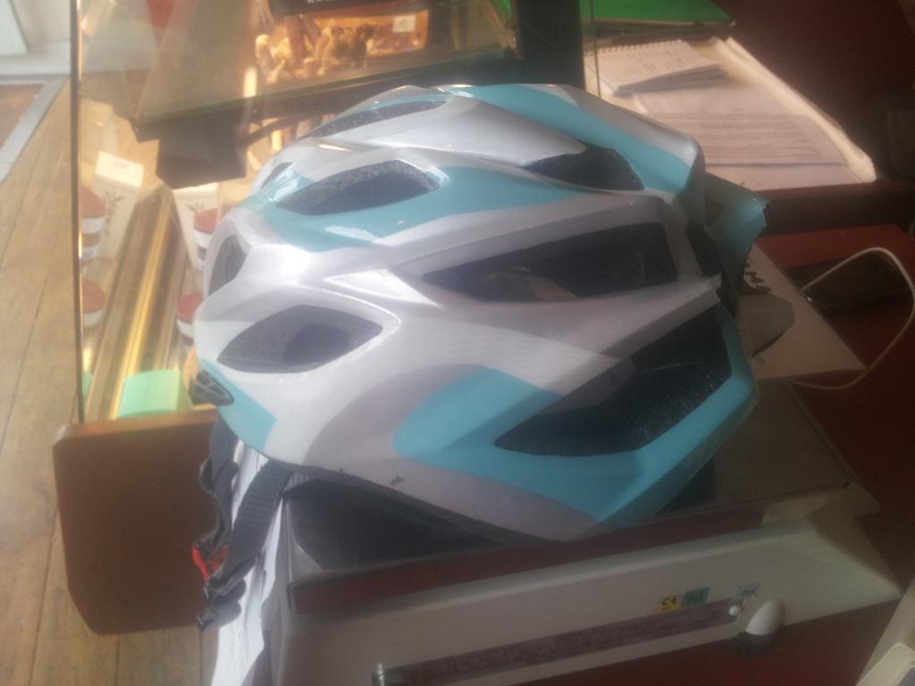deli_lamasw16's tweet photo. Someone has left a helmet behind if this is yours its here at the deli #streatham @ShopinStreatham https://t.co/tKYyhAIy23