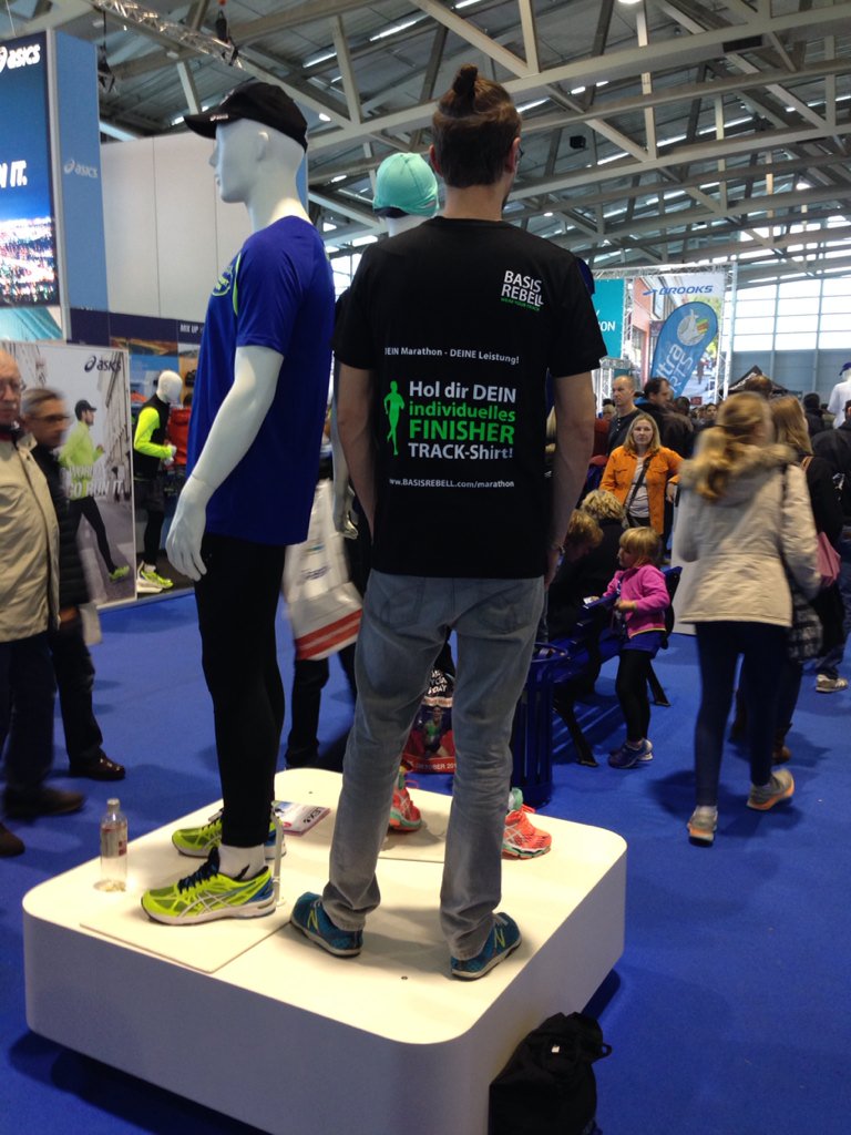 BASISREBELL's tweet photo. #Guerilla Marketing auf #Marathonmall von #Frankfurt #Marathon. Die best angezogene Schaufensterpuppe! #TRACKshirt https://t.co/kvtmlHt68J