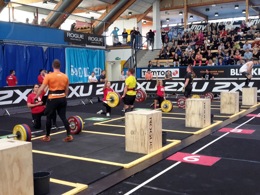 Unbroken8000's tweet photo. Semifinaali käynnissä!! #crossfit #deadlift #unbroken2015 https://t.co/9h88kmnt9d