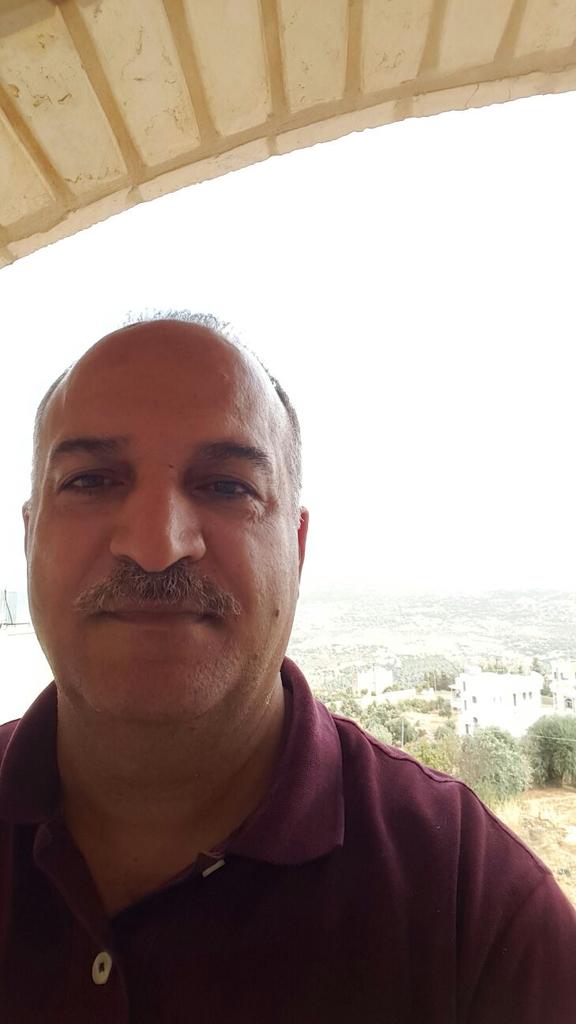 __reemzzz's tweet photo. when your dad sends you a selfie while he's in Jordan #thatforehead https://t.co/90SH3VDbXp