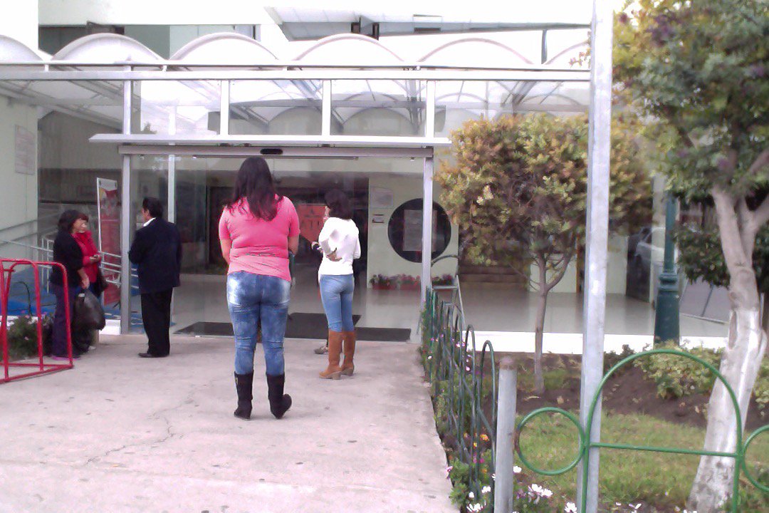 abregoestudio's tweet photo. #utadesdeafuera ¿Porqué el tiempo del portero es más importante que el de los estudiantes? La puerta abierta 8:39 https://t.co/qk8RIv945Y