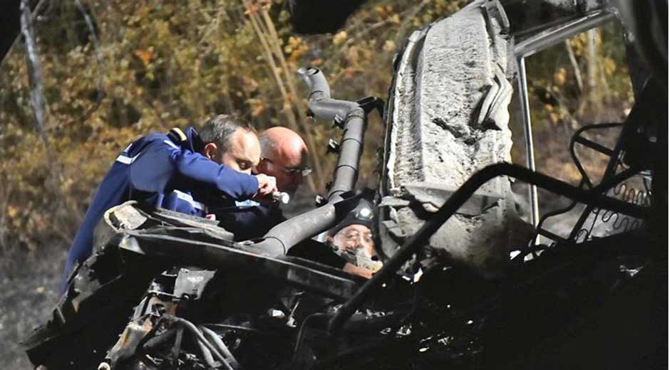 globovision's tweet image. Extraen los cuatro primeros cuerpos del autocar siniestrado en Francia goo.gl/sDlgJ3