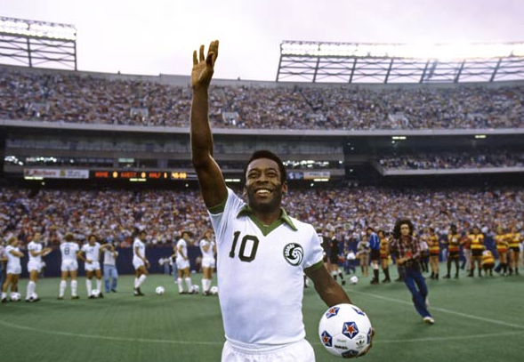 PublimetroChile's tweet photo. Felices 75 a 'O Rei' #Pelé: Aquí te dejamos sus mejores goles #Pele75 https://t.co/H46nHdTr7k https://t.co/BZGUyA5P8S