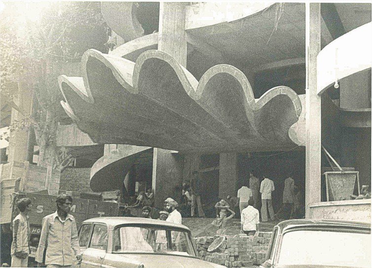 ArChandrakant's tweet photo. The canopy over the main entrance to the Stock Exchange, Bombay in the shape of a seashell
#Architecture #BSC #Art https://t.co/XpE8q5jksm