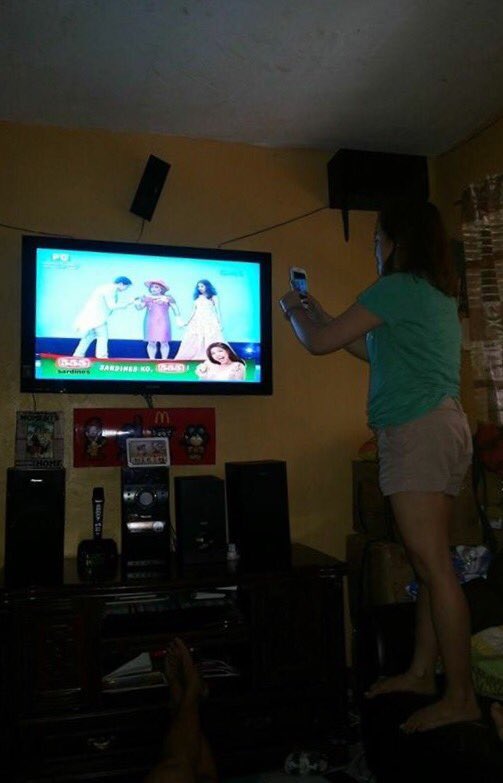 pella_f's tweet photo. @AngPoetNyo kami din po alang kain sabay sampa sa sofa 😂 https://t.co/L2BIAAc0V1