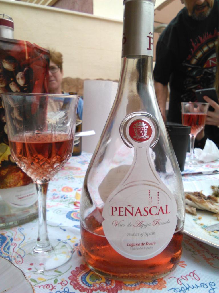 cano93mari's tweet photo. Empezamos la tarde! @canoangela19 @VickyRamirez19 #vinico #celebrandodespedida #plaza #609 #vamosquenosvamos https://t.co/UFqvxw7UgQ