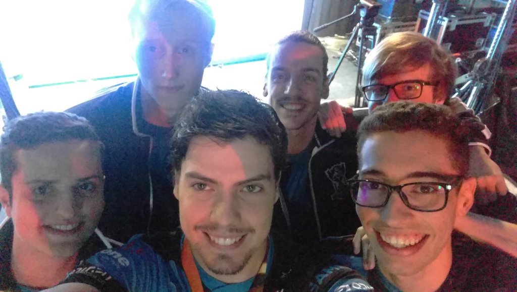 xPeke's tweet photo. Last pic before playing!! Lets go og! (Coach mssing sorrry @mtnhrmt ) https://t.co/mSwwAzZhCF