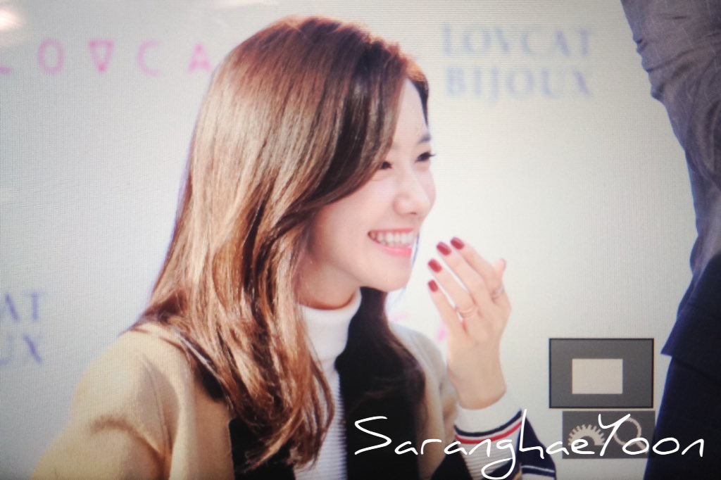 [PIC][24-10-2015]YoonA tham dự buổi fansign cho thương hiệu "LOVCAT" vào chiều nay CSFmBZ2UYAEy0fG