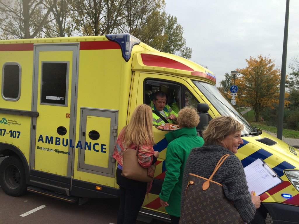 Ambulance personeel sympathiseren met verloskundigen <a href="/KringRijnmond/">Kring Rijnmond</a> voor behoud kraamafdeling Vlietland@De_KNOV