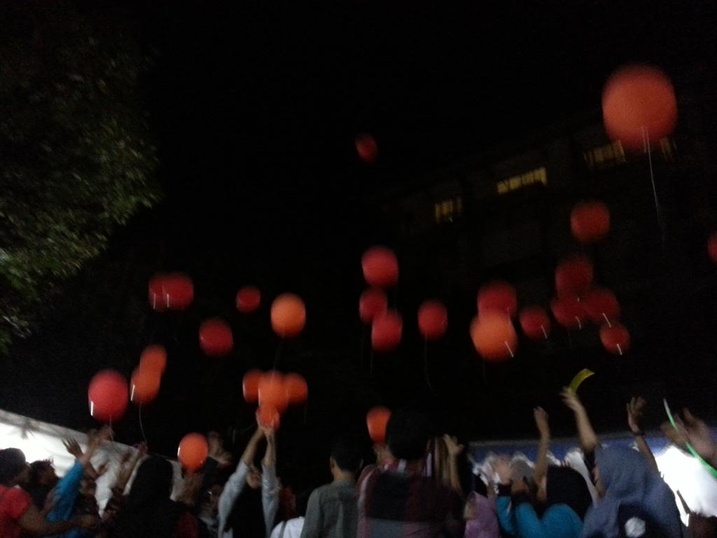 Acara Pestaflogista kali ini ditutup dengan persembahan panitia yaitu flashmob dan penerbangan balon