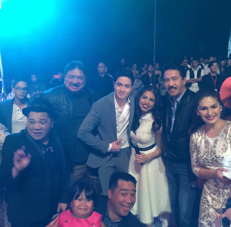 TomCallsx100's tweet photo. Alalay Pa More! Akbay Pa More! Pero yung TOTOO.. Higpit Pa More ng akbay... 
Ctto @allanklownz
#ALDubEBTamangPanahon https://t.co/r0bNNiVE8Z