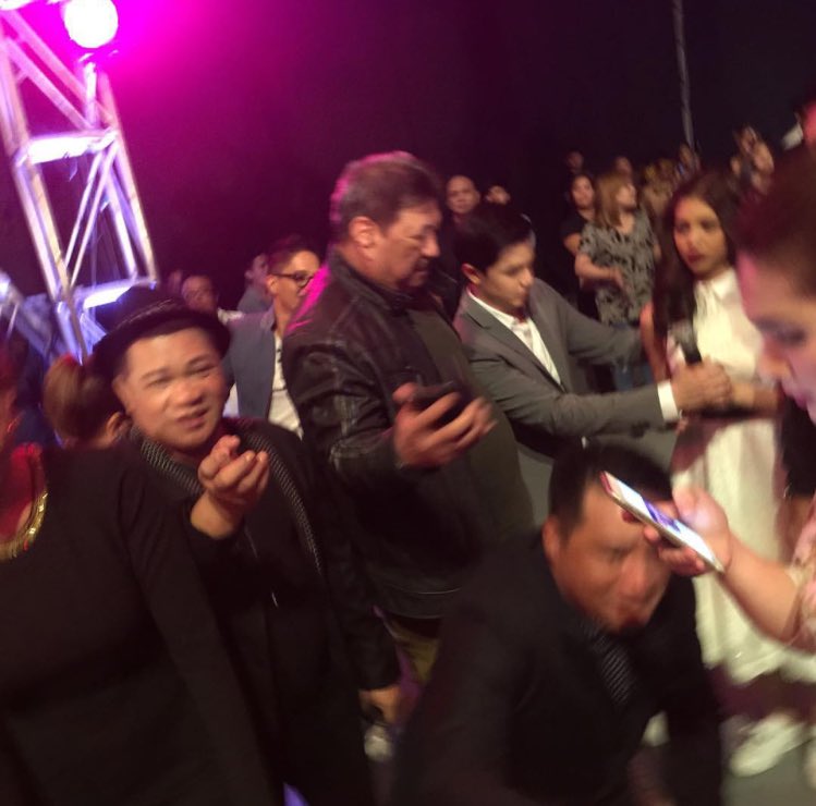TomCallsx100's tweet photo. Alalay Pa More! Akbay Pa More! Pero yung TOTOO.. Higpit Pa More ng akbay... 
Ctto @allanklownz
#ALDubEBTamangPanahon https://t.co/r0bNNiVE8Z