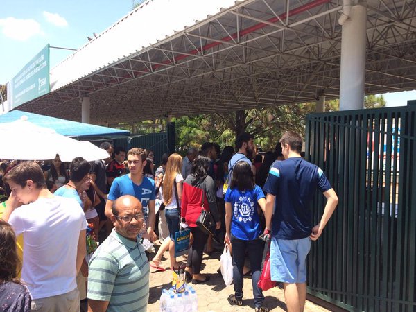 g1's tweet image. Os portões para provas do Enem foram abertos. SIGA em temp real glo.bo/1KwAXZ0 #Enem #G1 #Enem 2015