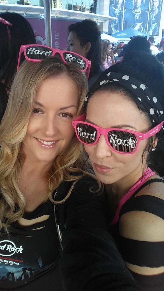 jrossman7975's tweet photo. Love supporting the cause with this pretty lady :) #hardrockgirls @HardRockGirls  @SHRTampa @Britt2128 https://t.co/u8kUKM6hs5
