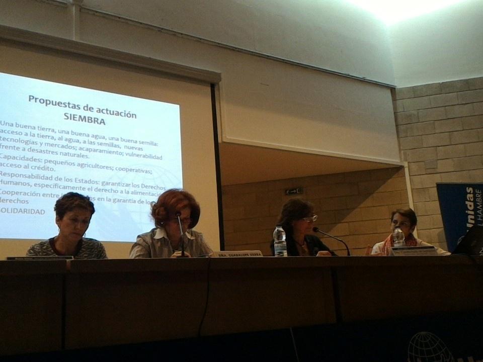 ManosUnidasONGD's tweet photo. Esta tarde, en las #JornadasMU, se analiza y trabaja a fondo el #documentobase d la Campaña 2016 de @ManosUnidasONGD https://t.co/33qGBHzQW8