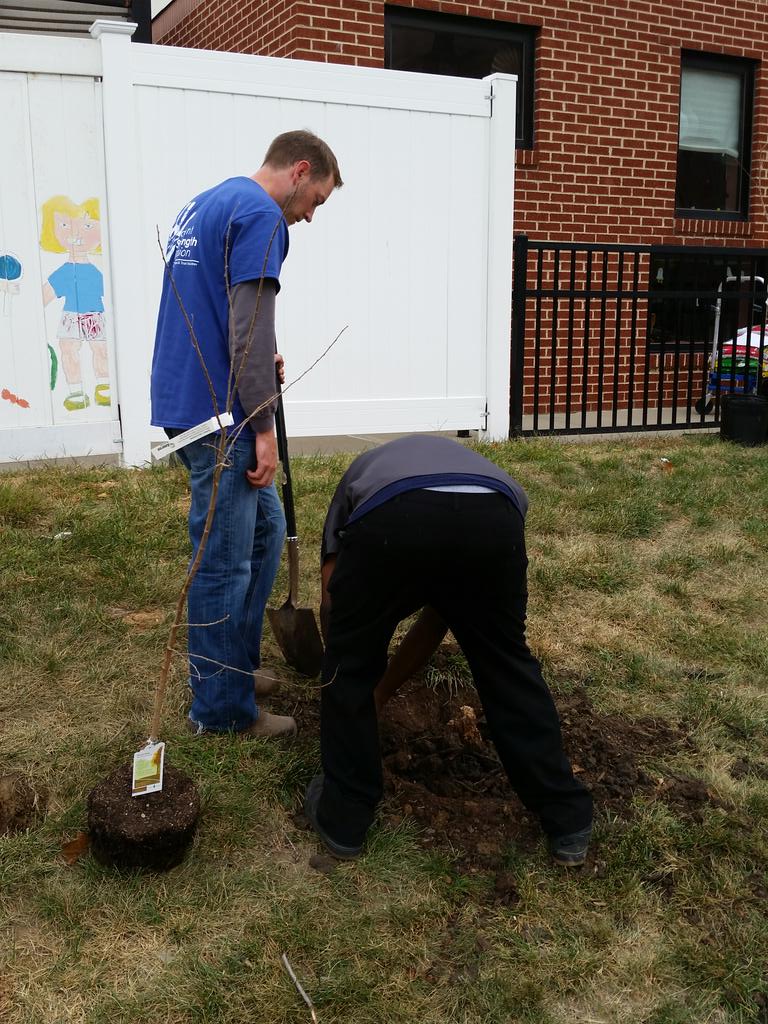 314sterling's tweet image. #EnterpriseBank helps @GASA_STL plants trees from #plant4peacestl #MDDay