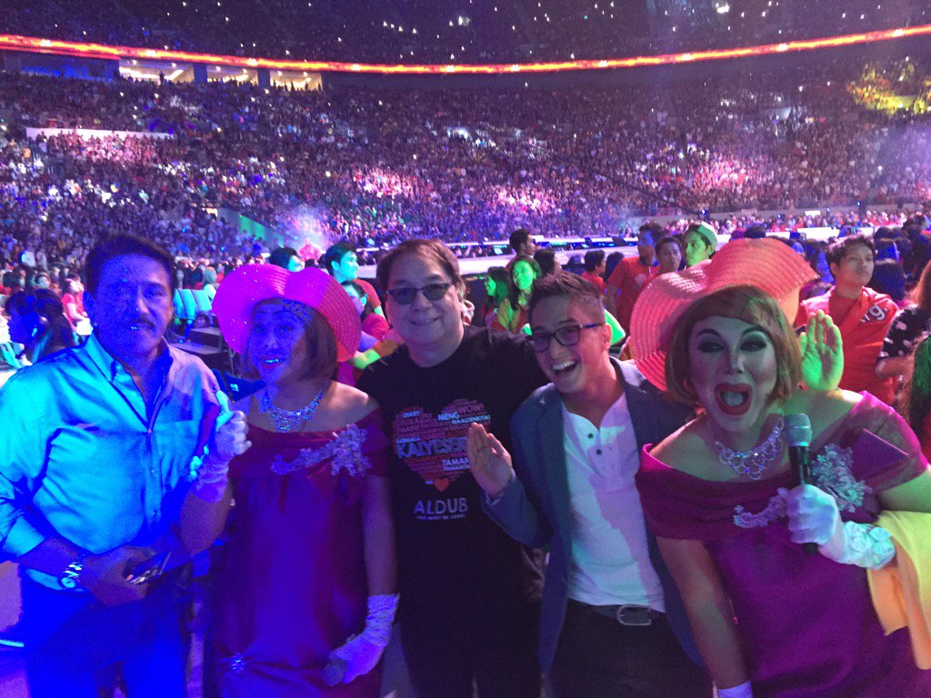 AngPoetNyo's tweet photo. Kung ganito naman karami ang taong behind you, who would dare challenge you? #ALDubEBTamangPanahon https://t.co/wpWEdvyQwj