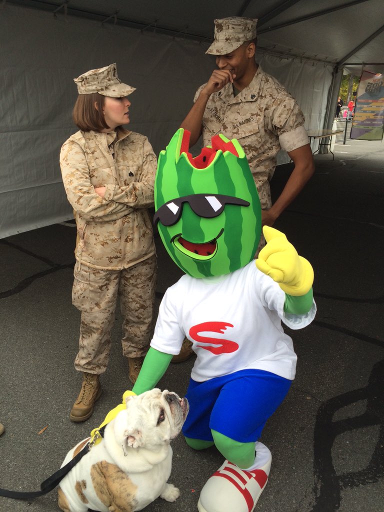 WatermelonBoard's tweet photo. @TheRealJSlice spending time with Chesty! @Marine_Marathon #MCMKidsRun #runwiththemarines #watermelonhydratesmcm https://t.co/lbsyKm9pVS