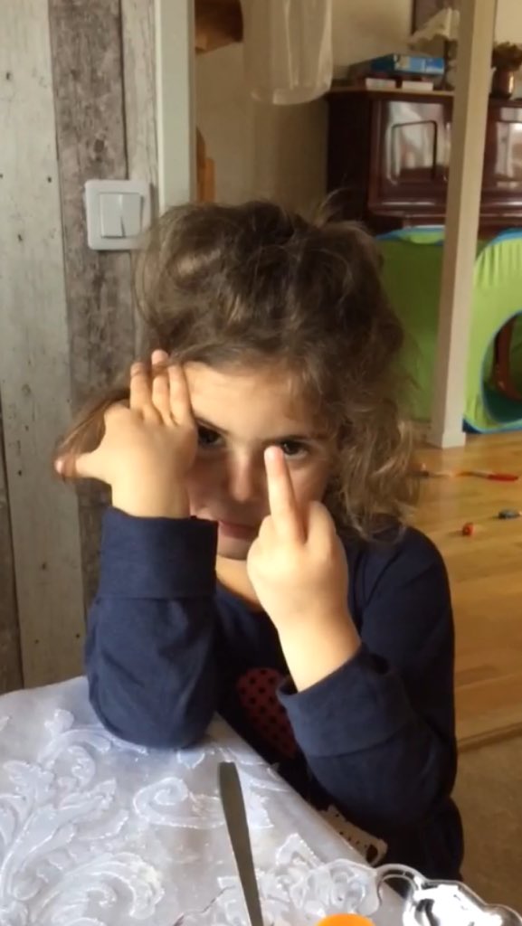 jacobnir's tweet photo. Min lillasyster slog sig på fingret :( https://t.co/YIcSvZtvmm