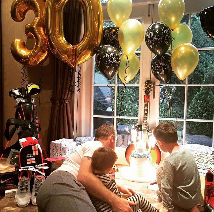 unitedarmyfc's tweet photo. [Pic] Birthday boy with his familiy. #WeAreUnitedArmy https://t.co/sPR10FsLby