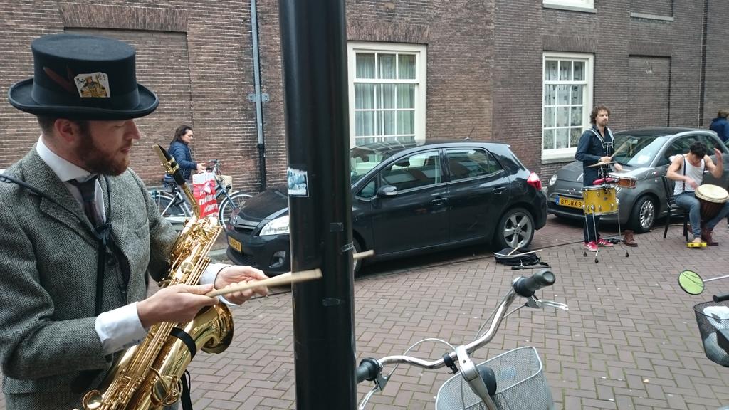 En de eerste echte act van vandaag! <a href="/CONVOIJAAA/">Convoi Exceptional</a> maakt lekker gebruik van de omgeving!